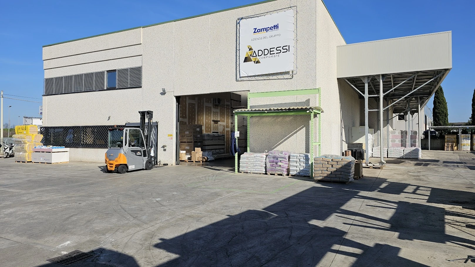 Piazzale esterno Zampetti Distribuzione Roma Tiburtina Piazzale esterno