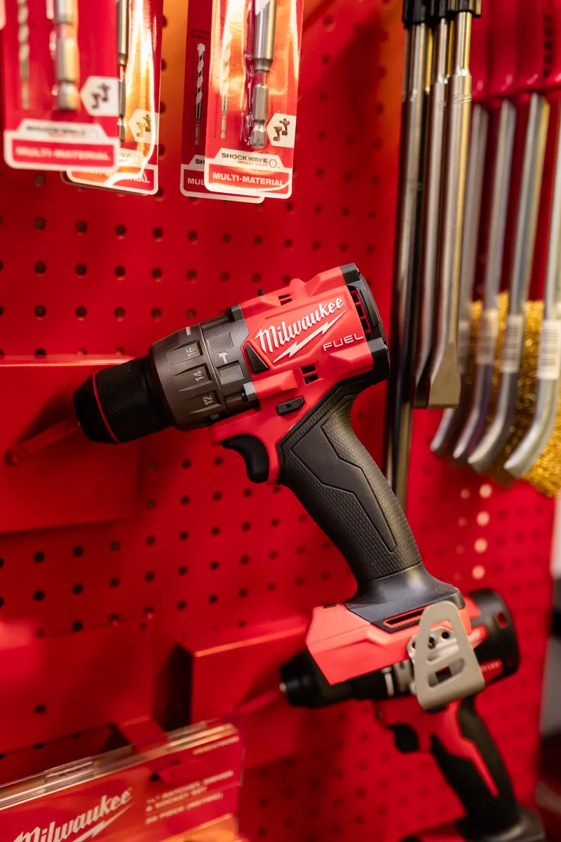 Trapano Milwaukee M18 FUEL in esposizione da Zampetti Distribuzione Roma Attrezzatura Milwaukee FUEL