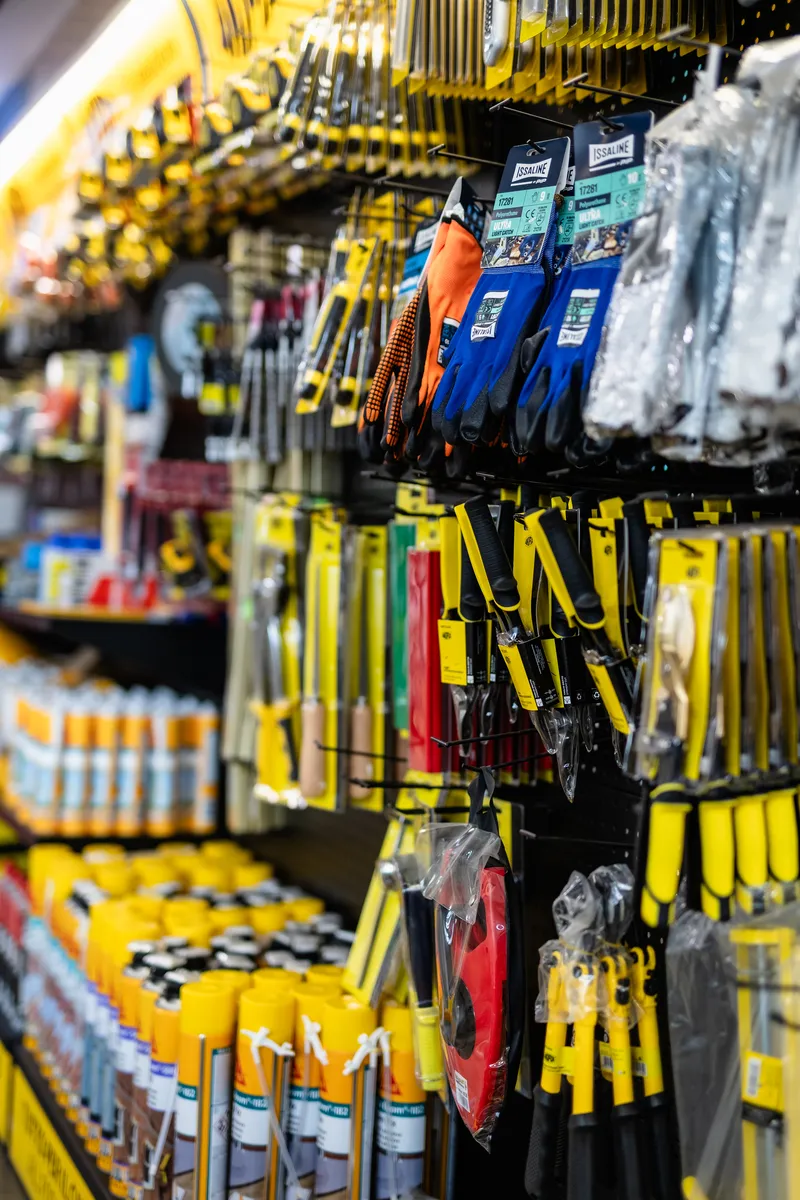 Reparto ferramenta, guanti e DPI Issaline nello showroom Zampetti Distribuzione Ferramenta e DPI – Issaline, guanti, utensili