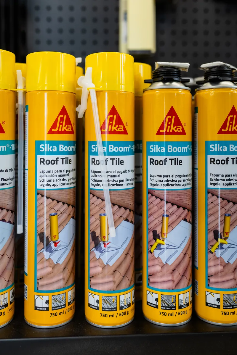 Schiume Sika Boom Roof Tile per il fissaggio di tegole – Zampetti Roma Sigillanti Sika Boom Roof Tile